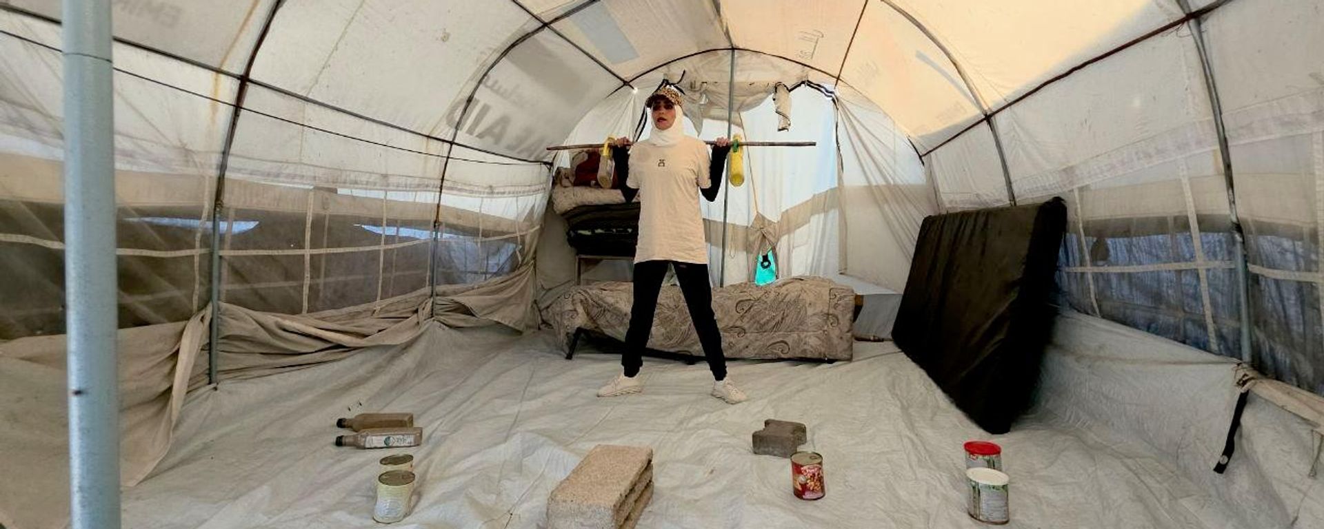 مدربة لياقة بدنية تحول عبوات المساعدات إلى أوزان رياضية لتدريب النساء داخل خيمة نزوح في غزة - سبوتنيك عربي, 1920, 19.08.2026