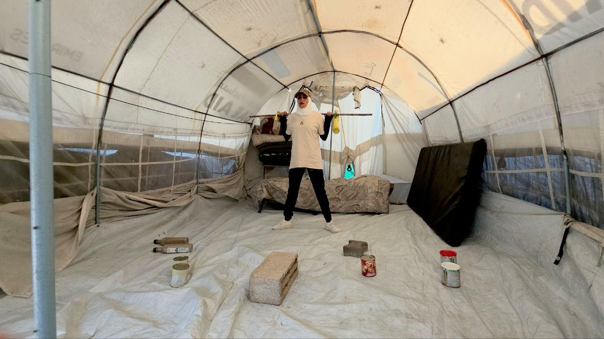 مدربة لياقة بدنية تحول عبوات المساعدات إلى أوزان رياضية لتدريب النساء داخل خيمة نزوح في غزة مدربة لياقة بدنية تحول عبوات المساعدات إلى أوزان رياضية لتدريب النساء داخل خيمة نزوح في غزة - سبوتنيك عربي, 1920, 19.08.2026