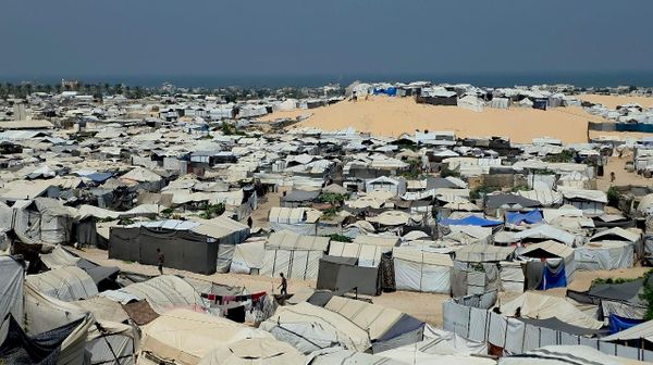مدربة لياقة بدنية تحول عبوات المساعدات إلى أوزان رياضية لتدريب النساء داخل خيمة نزوح في غزة - سبوتنيك عربي