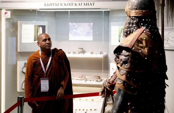 زائر في افتتاح معرض "الإرميتاج – توفا: الذهب السكيثي من مدفن تشينغه-تي الأول" في المتحف الوطني لجمهورية توفا في مدينة كيزيل، وذلك بمناسبة انعقاد المنتدى البوذي الدولي الرابع. - سبوتنيك عربي