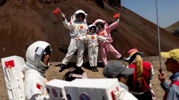 Туристы во время посещения геопарка Wulanhada Volcano - سبوتنيك عربي