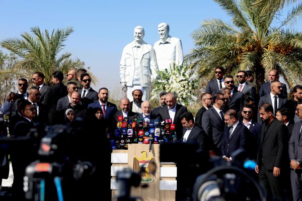 رئيس البرلمان الإيراني، محمد باقر قاليباف، يلقي كلمة أمام تماثيل القائد العسكري الإيراني، قاسم سليماني، والقائد في الحشد الشعبي العراقي أبو مهدي المهندس، في الموقع الذي اغتيلا فيه بضربة بطائرة مسيّرة أمريكية، بالقرب من مطار بغداد الدولي. - سبوتنيك عربي