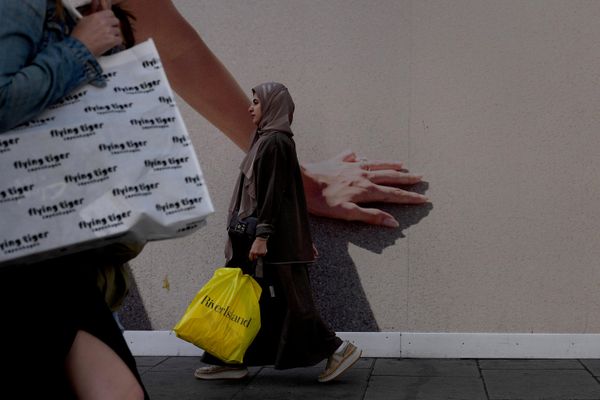متسوقون يسيرون في أحد شوارع منطقة التسوق وسط لندن. - سبوتنيك عربي