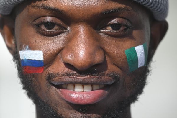 طالب من جامعة "رودن" من نيجيريا يشارك في فعالية تذكارية بمناسبة يوم العلم الوطني الروسي في الساحة الرئيسية لجامعة الصداقة بين الشعوب في روسيا في موسكو. - سبوتنيك عربي