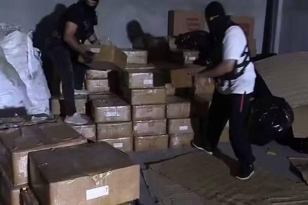 أكبر ضربة للمخدرات في الجزائر.. ملايين الكبسولات وكميات ضخمة من الكوكايين تحت قبضة الأمن أغسطس 2026 أكبر ضربة للمخدرات في الجزائر.. ملايين الكبسولات وكميات ضخمة من الكوكايين تحت قبضة الأمن أغسطس 2026 - سبوتنيك عربي
