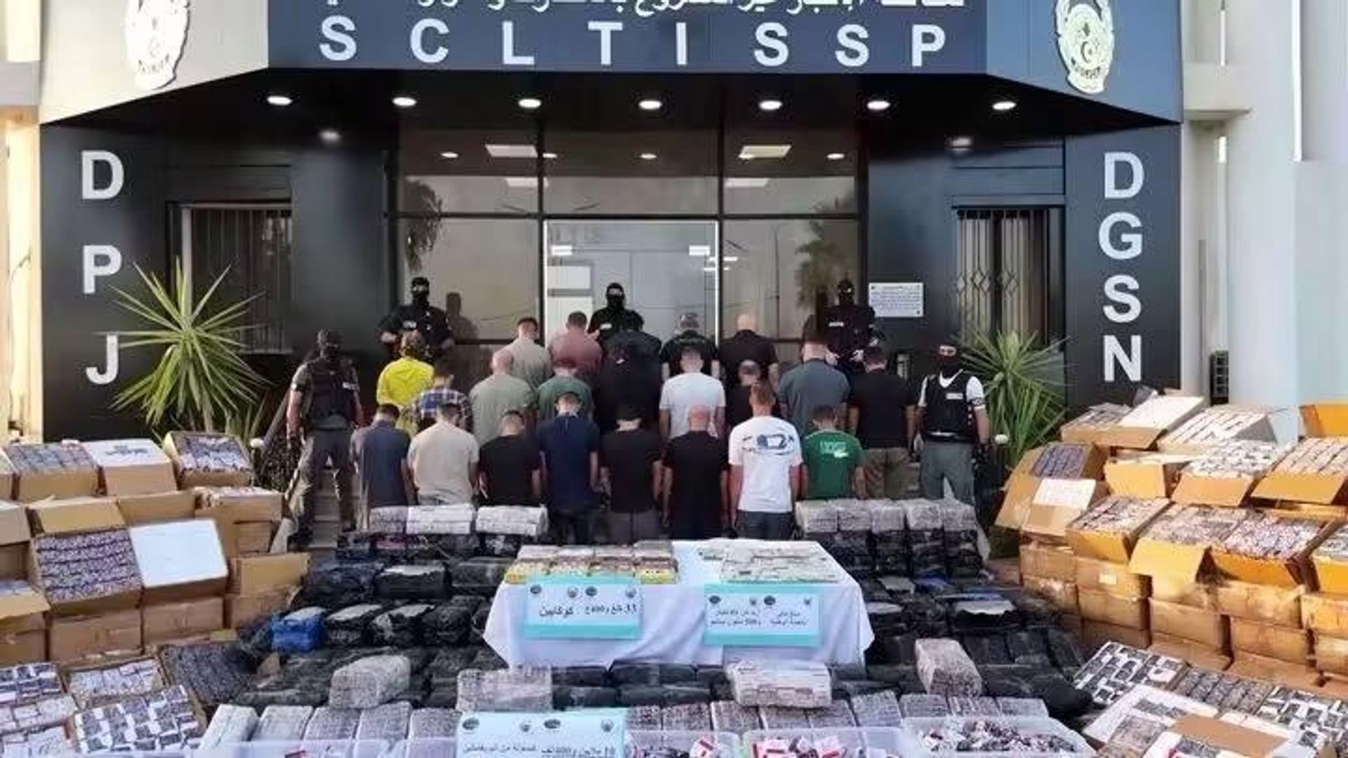 أكبر ضربة للمخدرات في الجزائر.. ملايين الكبسولات وكميات ضخمة من الكوكايين تحت قبضة الأمن أغسطس 2026 أكبر ضربة للمخدرات في الجزائر.. ملايين الكبسولات وكميات ضخمة من الكوكايين تحت قبضة الأمن أغسطس 2026 - سبوتنيك عربي, 1920, 22.08.2026