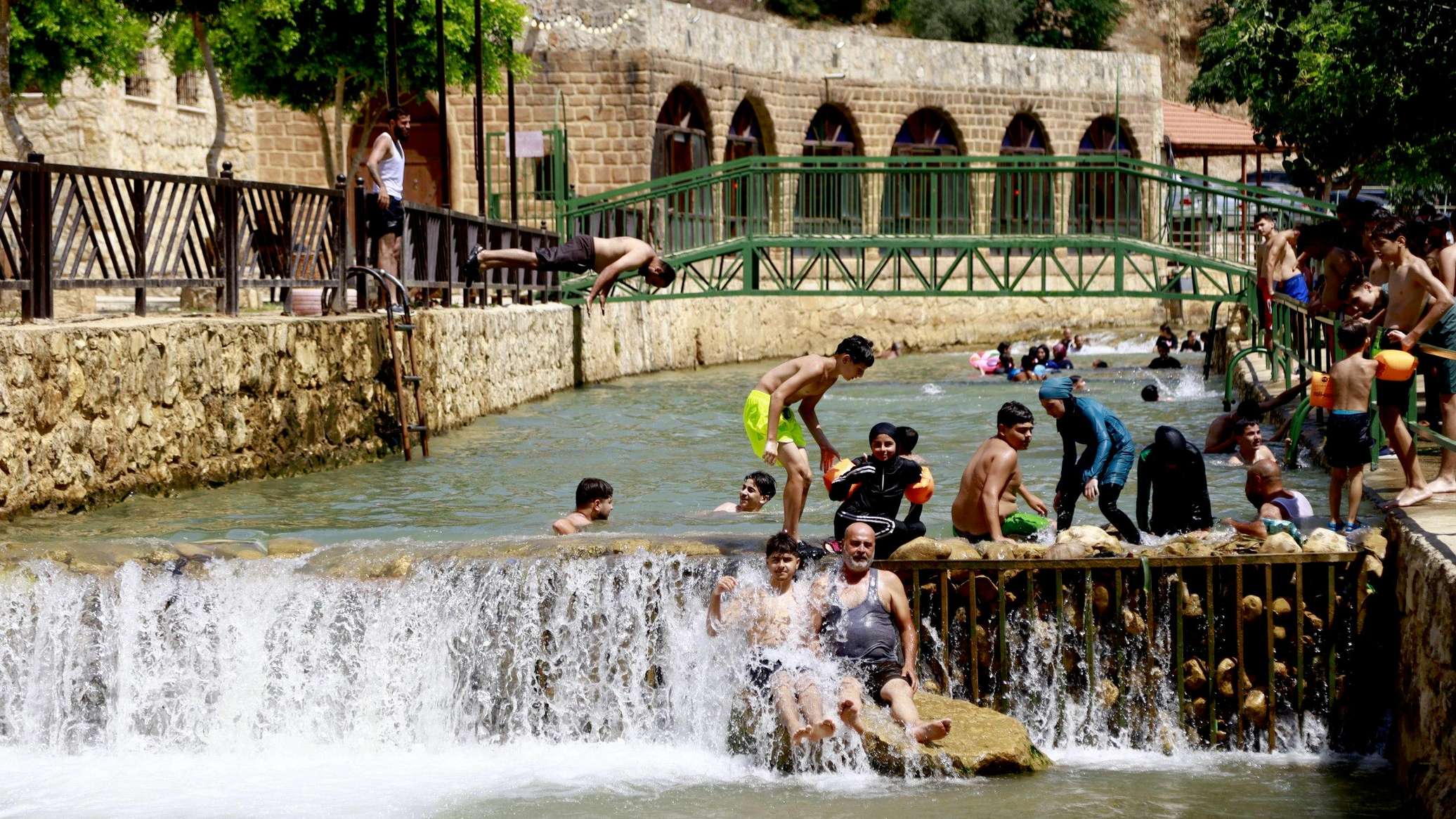 على ضفاف الليطاني... عودة خجولة للحياة بعد الحرب