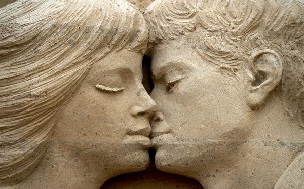 منحوتة رملية لقبلة بين رجل وامرأة ضمن مهرجان النحت على الرمال. - سبوتنيك عربي