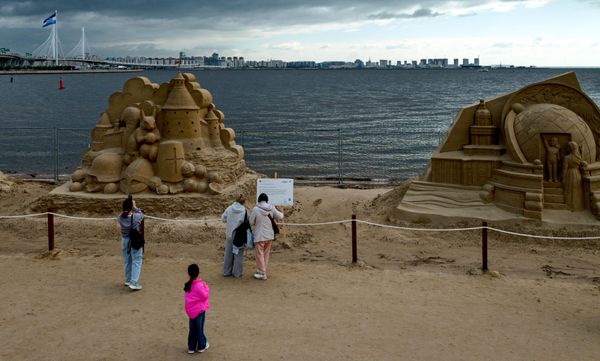 الناس بالقرب من المنحوتات الرملية في مهرجان سان بطرسبورغ. - سبوتنيك عربي