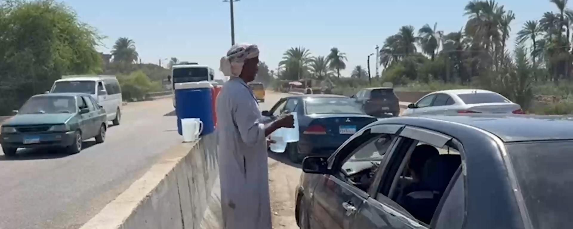 في لهيب الصيف.. عم خالد يسقي العابرين بالماء المثلج مجانا على طرق أسيوط الصحراوية - سبوتنيك عربي, 1920, 27.08.2026