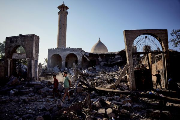 يتفقد فلسطينيون مسجد "أبو سليم" بعد يوم من تعرضه لغارة جوية إسرائيلية، في دير البلح، وسط قطاع غزة. - سبوتنيك عربي