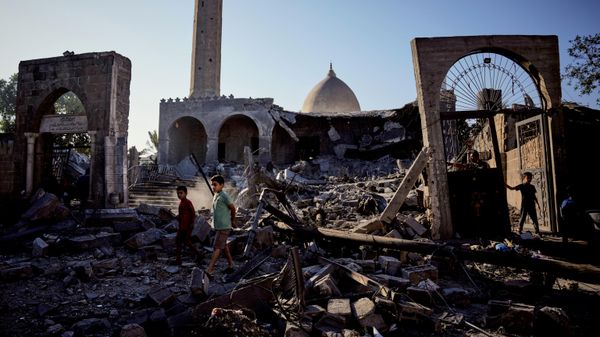 يتفقد فلسطينيون مسجد أبو سليم بعد يوم من تعرضه لغارة جوية إسرائيلية، في دير البلح، وسط قطاع غزة. - سبوتنيك عربي
