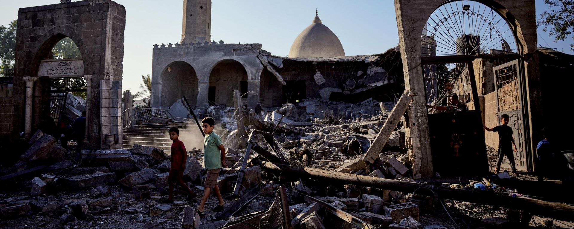 يتفقد فلسطينيون مسجد أبو سليم بعد يوم من تعرضه لغارة جوية إسرائيلية، في دير البلح، وسط قطاع غزة. - سبوتنيك عربي, 1920, 16.10.2026