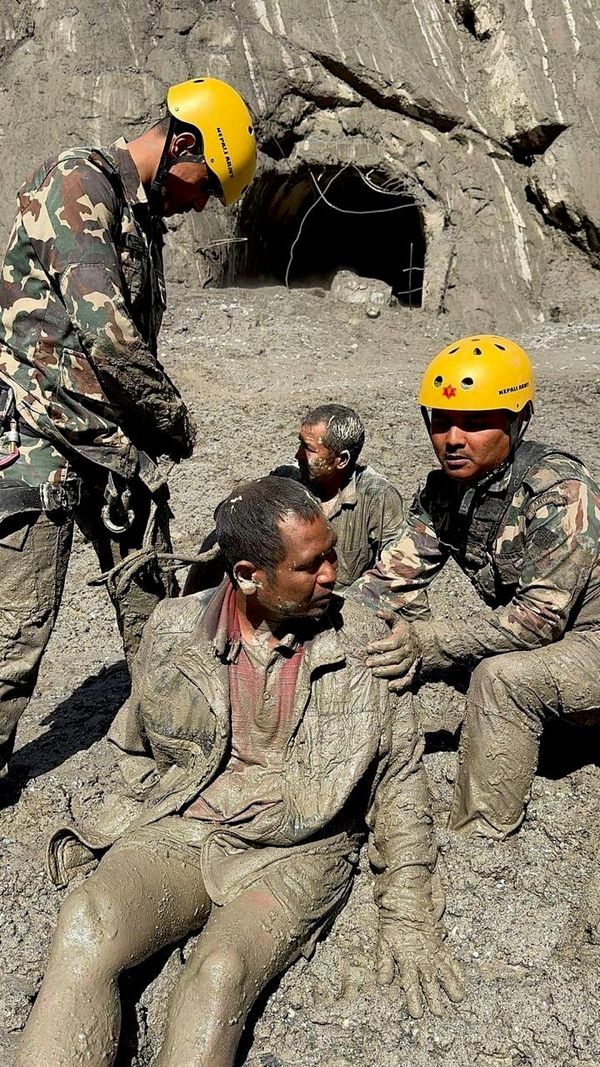 أفراد من الجيش النيبالي وهم ينقذون رجلًا في أعقاب الفيضانات في راسوا - سبوتنيك عربي
