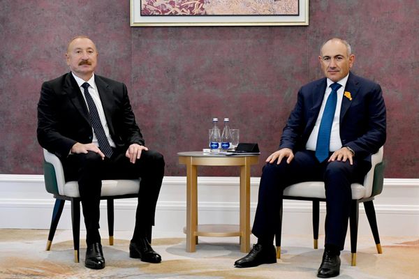 صورة تجمع بين الرئيس الأذربيجاني إلهام علييف مع رئيس الوزراء الأرميني نيكول باشينيان على هامش قمة منظمة شنغهاي للتعاون. - سبوتنيك عربي