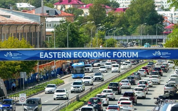 لافتات في شوارع فلاديفوستوك للترحيب بالمشاركين في المنتدى الاقتصادي الشرقي الحادي عشر (EEF) - سبوتنيك عربي