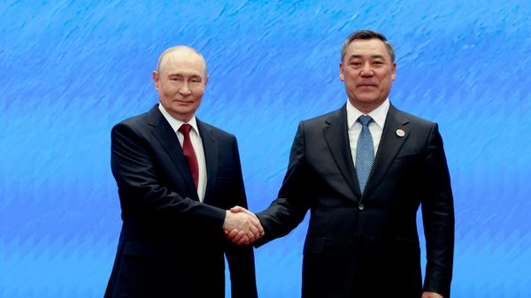 1 سبتمبر/ أيلول 2026. الرئيس الروسي فلاديمير بوتين والرئيس القرغيزي صادير جاباروف قبل قمة منظمة شنغهاي للتعاون في بيشكيك. - سبوتنيك عربي