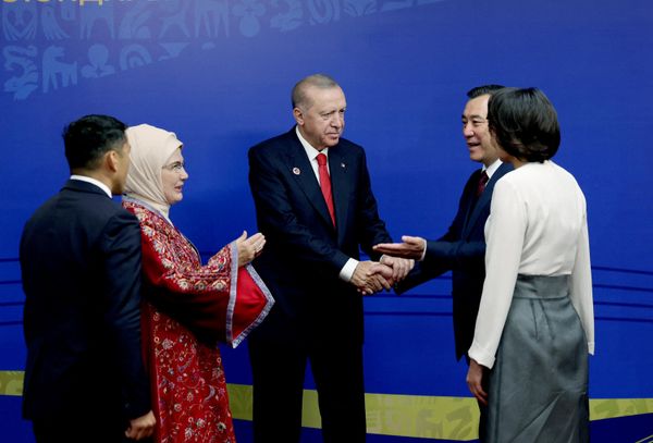 الرئيس القرغيزي سادير جاباروف وزوجته إيغول، يستقبلان الرئيس التركي رجب طيب أردوغان وزوجته أمينة أردوغان، قبل حفل افتتاح دورة الألعاب العالمية السادسة.  - سبوتنيك عربي