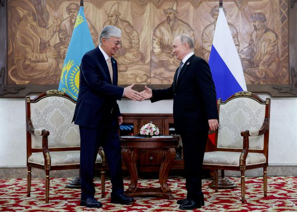 الرئيس الروسي فلاديمير بوتين يصافح الرئيس الكازاخستاني قاسم جومارت توكاييف خلال اجتماع على هامش قمة منظمة شنغهاي للتعاون. - سبوتنيك عربي