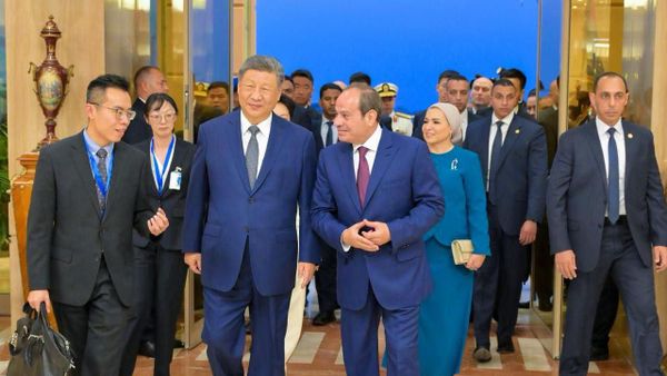 الرئيس المصري عبد الفتاح السيسي يستقبل الرئيس الصيني شي جين بينغ في مطار القاهرة - سبوتنيك عربي