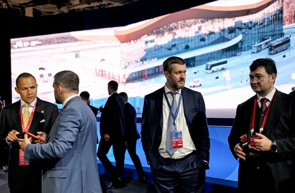 ضيوف مؤتمر المنتدى الاقتصادي الشرقي 2026 قبل الجلسة العامة. في الوسط: بيتر زاسلسكي، رئيس مجلس إدارة بنك روزكسيمبانك المساهم. - سبوتنيك عربي