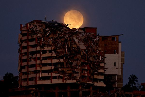 يظهر القمر بدراً كاملاً خلف مبنى سكني منهار تضرر جراء زلازل 24 يونيو/حزيران، بعد خسوف قمري، في لا غوايرا، فنزويلا، 28 أغسطس/آب 2026. - سبوتنيك عربي