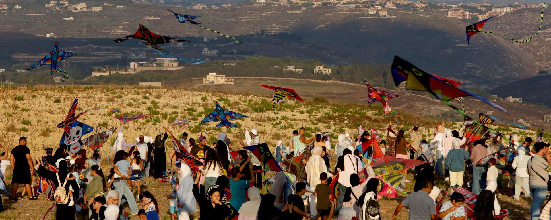 من آثار الحرب إلى سماء الفرح... 2300 طائرة ورقية تحلق في سماء الزرارية جنوبي لبنان - سبوتنيك عربي, 1920, 05.09.2026