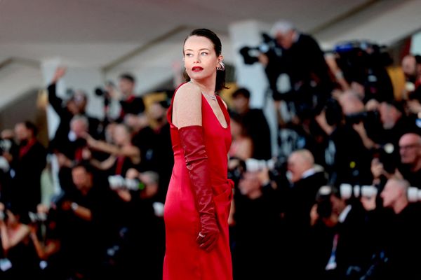 حضرت الممثلة كلير فوي، إحدى بطلات فيلم "Ink"، عرض الفيلم ومشت على السجادة الحمراء في حفل افتتاح الدورة الثالثة والثمانين لمهرجان البندقية السينمائي الدولي، في مدينة البندقية بإيطاليا، في الثاني من سبتمبر/ أيلول 2026 - سبوتنيك عربي