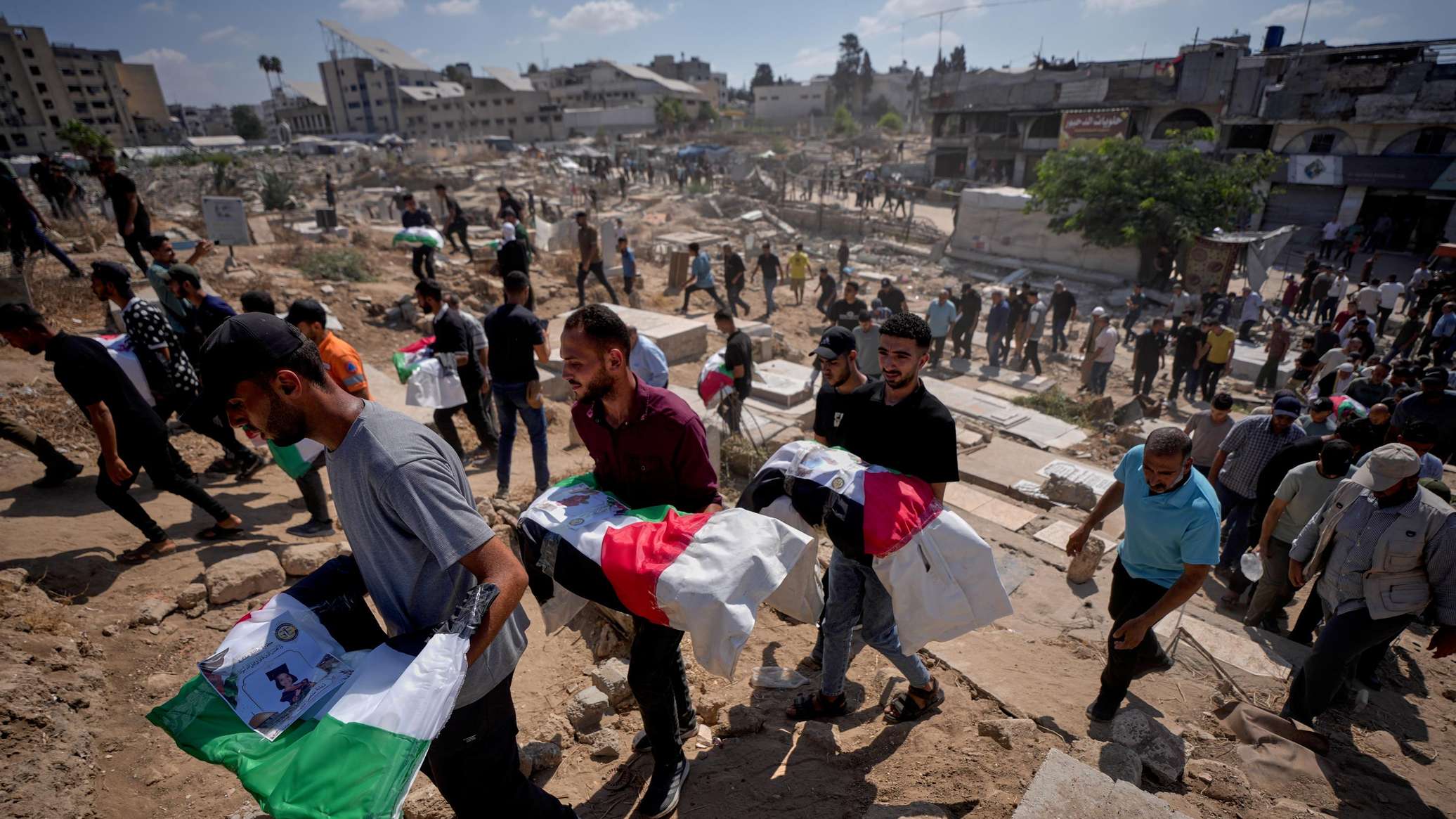 تشييع جثامين أكثر من 100 شخص بعد انتشالها من تحت الأنقاض في غزة... فيديو