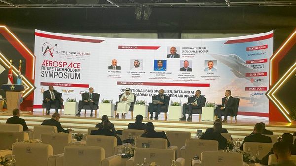 الرئيس التنفيذي لوكالة الفضاء المصرية يشارك بندوة مستقبل الفضاء على هامش معرض العلمين الدولي للطيران _اخر الاخبار