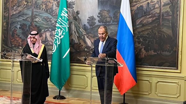 وزير الخارجية الروسي سيرغي لافروف ونظيره السعودي فيصل بن فرحان يعقدان مؤتمرا صحفيا في العاصمة موسكو - سبوتنيك عربي