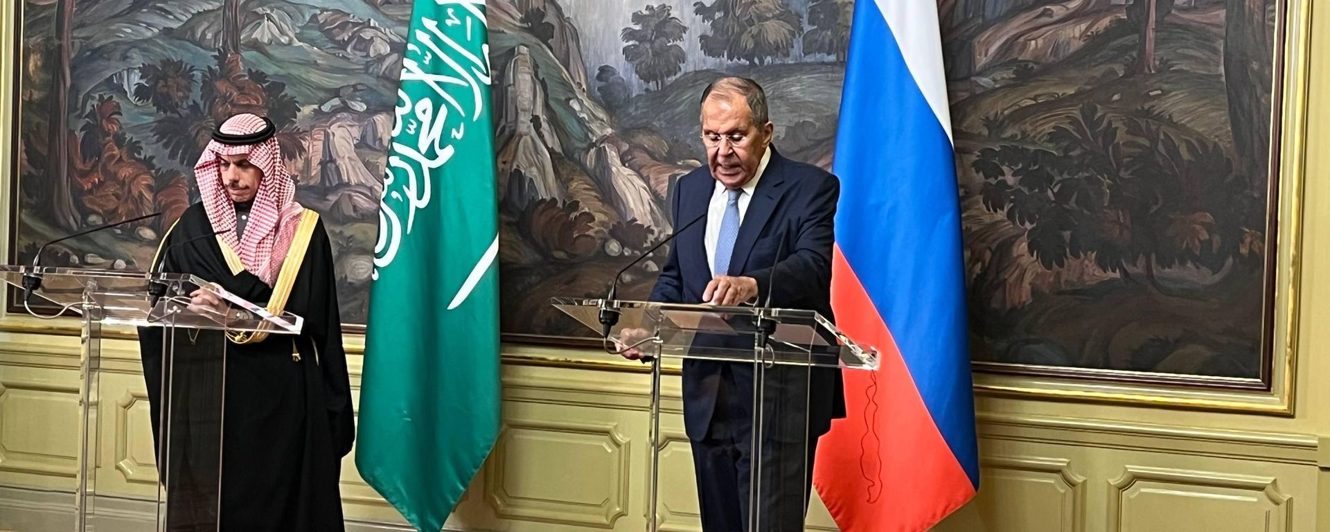 وزير الخارجية الروسي سيرغي لافروف ونظيره السعودي فيصل بن فرحان يعقدان مؤتمرا صحفيا في العاصمة موسكو - سبوتنيك عربي, 1920, 18.10.2026