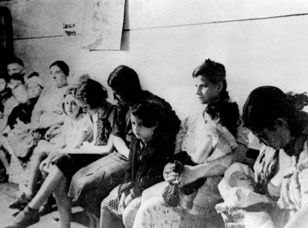 صورة لسكان لينينغراد من أحد الملاجئ، خلال الغارات الجوية النازية. - سبوتنيك عربي