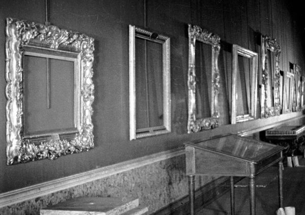 إطارات فارغة في قاعات متحف الإرميتاج الحكومي، في يوليو/تموز 1941، تم إجلاء أكثر من 1.2 مليون قطعة أثرية من متحف الإرميتاج الحكومي إلى المناطق الداخلية للاتحاد السوفيتي. - سبوتنيك عربي