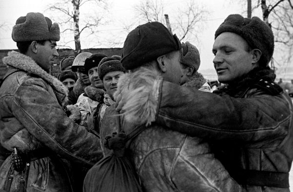  صورة أثناء  كسر الحصار، لقاء العسكريين من الجيش الثاني الصادم والجيش الـ42 في روبشا خلال عملية "كراسنوي سيلو-روبشا"، جبهة لينينغراد. في 20 يناير/كانون الثاني في الصباح الباكر، في التجمع السكاني الكبير في روبشا. - سبوتنيك عربي