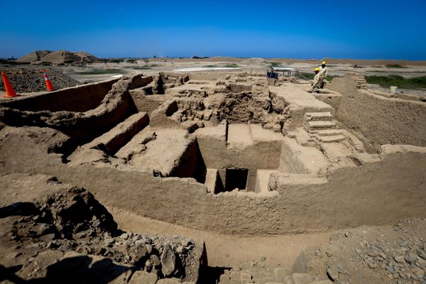 علماء آثار بيروفيون يعملون في موقع منصة جنائزية تعود لما قبل حضارة الإنكا -وهي سليمة تقريباً، وذلك في مدينة تروخيو ببيرو، 8 سبتمبر/أيلول 2026. - سبوتنيك عربي