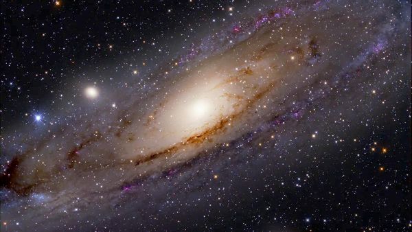 Галактика Андромеды, M31, со спутниками — галактиками M32 (в центре слева) и M110 (внизу справа) - سبوتنيك عربي