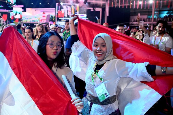 بعض المشاركات في المهرجان يحملن العلم الإندونيسي، في حفل الافتتاح الرسمي للمهرجان. - سبوتنيك عربي