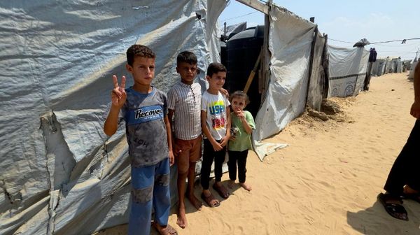 خيمة ألعاب إلكترونية تمنح أطفال غزة لحظات من الطفولة والفرح وسط الدمار