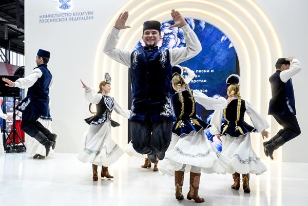 المشاركون في مهرجان الشباب الدولي في يكاترينبورغ يؤدون رقصات تعكس ثقافة بلدانهم. - سبوتنيك عربي