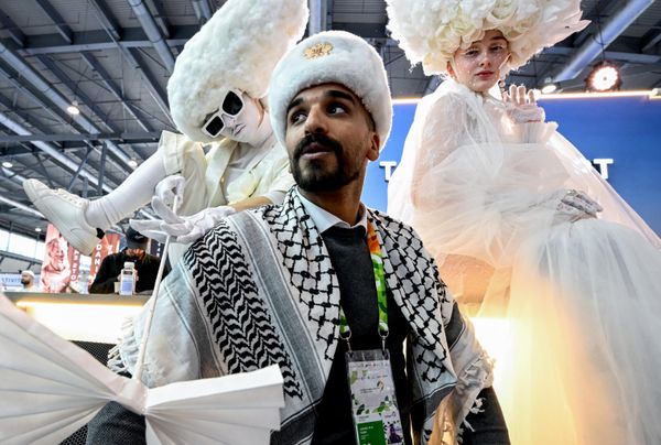 أحد المشاركين في مهرجان الشباب الدولي في يكاترينبورغ بزي تقليدي لبلده. - سبوتنيك عربي