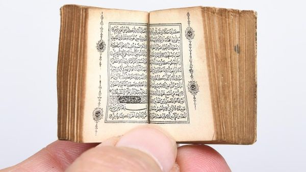 مصحف نادر عمره 130 عاما يلفت الأنظار في معرض أبوظبي للكتاب  سبتمبر 2026  - سبوتنيك عربي