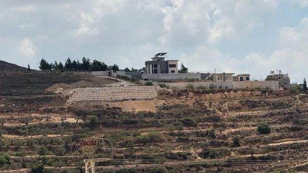 المستوطنون يواصلون تضييق الخناق على قصرة جنوب نابلس وثلاث عائلات تحت حصار قاس