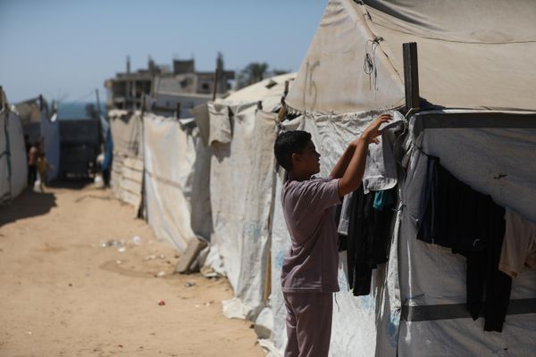 مبادرة لغسيل ملابس النازحين في غزة للتخفيف من عناء النساء في الخيام. - سبوتنيك عربي