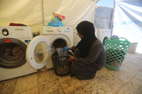 مبادرة لغسيل ملابس النازحين في غزة للتخفيف من عناء النساء في الخيام. - سبوتنيك عربي
