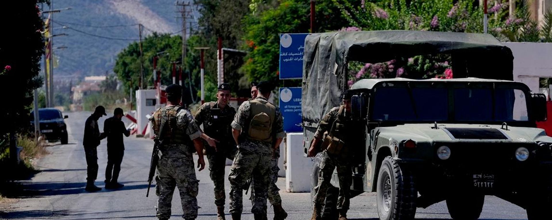 جنود من الجيش اللبناني يقفون للحراسة عند نقطة تفتيش بالقرب من الحدود مع إسرائيل في قرية المنصوري الجنوبية في لبنان، 4 سبتمبر/ أيلول 2026 - سبوتنيك عربي, 1920, 18.09.2026