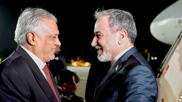 وزير الخارجية الباكستاني، إسحاق دار، يستقبل نظيره الإيراني، عباس عراقجي ، لدى وصوله إلى قاعدة نور خان الجوية في روالبندي بباكستان، 24 نيسان/ أبريل 2026 - سبوتنيك عربي