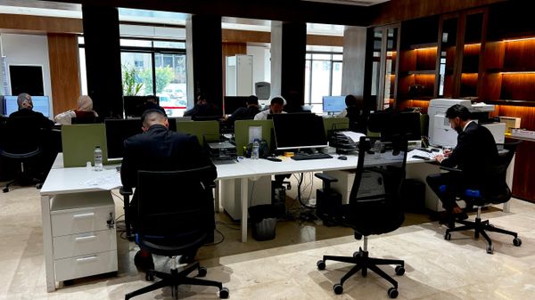 الخدمات الإلكترونية في ليبيا... هل تنجح في تقليص الاعتماد على النقد وحل أزمة السيولة؟