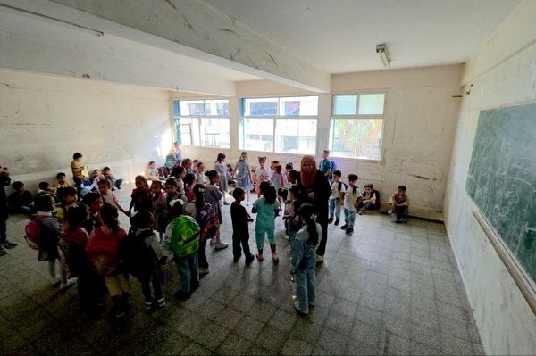بعد ثلاث سنوات من الانقطاع... طلاب غزة يعودون إلى مدارسهم بعد ثلاث سنوات من الانقطاع... طلاب غزة يعودون إلى مدارسهم - سبوتنيك عربي