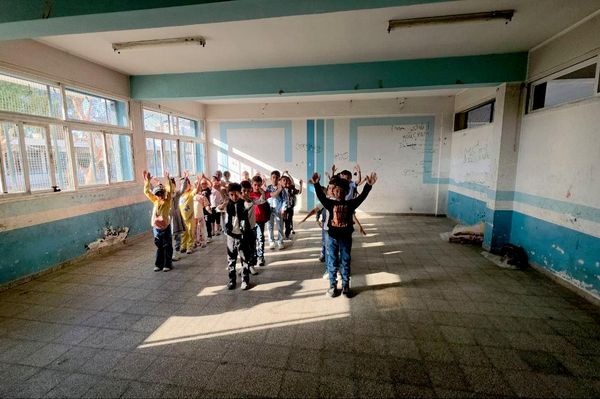 بعد ثلاث سنوات من الانقطاع... طلاب غزة يعودون إلى مدارسهم بعد ثلاث سنوات من الانقطاع... طلاب غزة يعودون إلى مدارسهم - سبوتنيك عربي